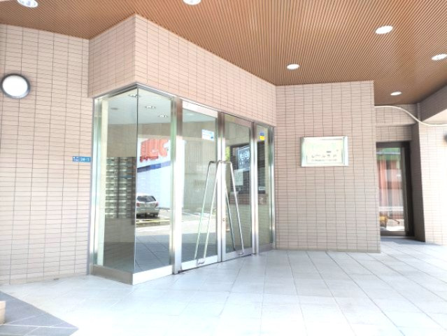 【エントランス】　ガラス扉が明るい印象のエントランス。毎日の出入りを気持ちよく迎えてくれます。