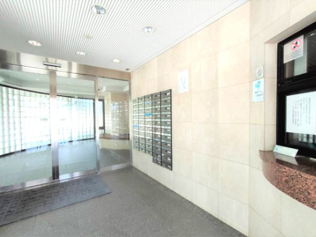 【エントランス】　清潔感のあるエントランスホール。集合郵便受けも備え、毎日の郵便物の確認も便利です。