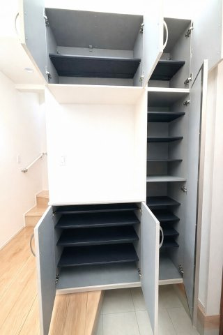 収納もある玄関です