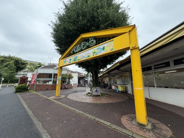 ペアモール（商店街）まで徒歩約8分。