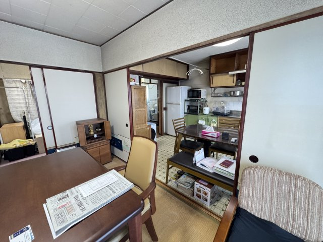 ダイニングキッチンと引戸で仕切られており、一体として利用できるお部屋です。