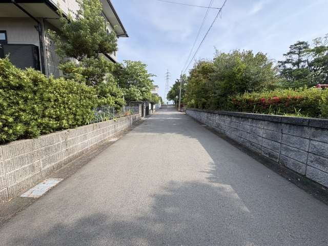 前面道路の先は公園です！