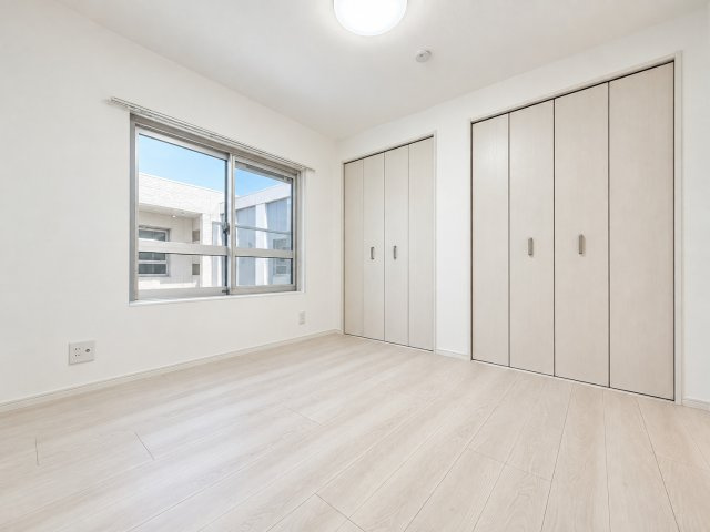 ◆窓から差し込む温かな光が、この部屋を心地よい場所へと変え、日々の生活を豊かに彩ります。