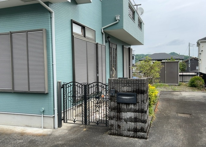 玄関は家の顔でもあり、家族以外の目にも止まる場所です。玄関は外との間を仕切る扉、靴などをしまっておく収納スペース、靴脱ぎのたたきスペース、来客とのやり取りをするドアホンなど複数のアイテムからなります。