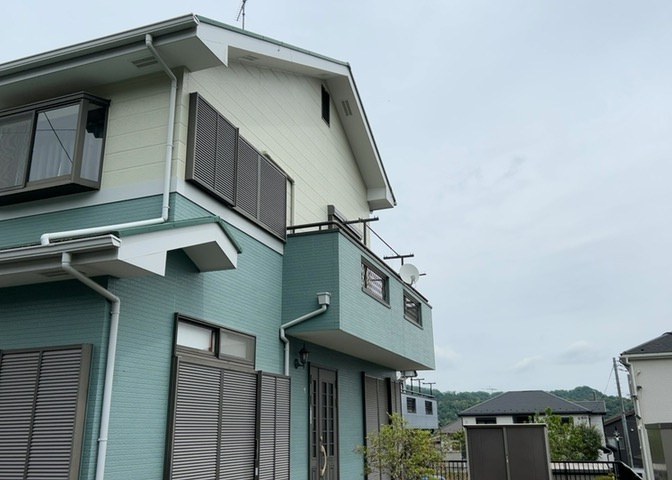 バルコニーは、室外の専用スペースのうち、「屋根がなく開放された空間」であるものを指します。ベランダより広いタイプのものが多く、日当たりもよいため家庭菜園などを楽しみたい人にとって適した環境となります。