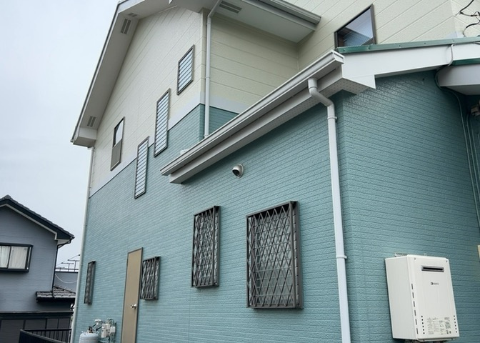 木造住宅とは土台、壁、柱など建築物の強度を支える構造体の材に木が使用されている構造を指します。構造体は建物の自重を支えるだけではなく風圧や水圧、積裁荷重などあらゆる衝撃に耐えるための基礎です。