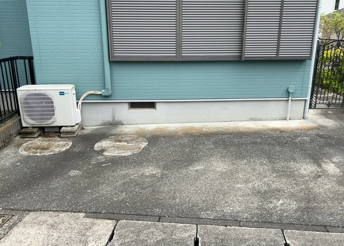 建物の基礎工事の方法は、主流となっているベタ基礎（防湿基礎）と布基礎の2種類に分類され、床下の通気性や耐久性などに違いがあります。建物の基礎部分の構造や付帯設備など詳細については現地でご確認ください。