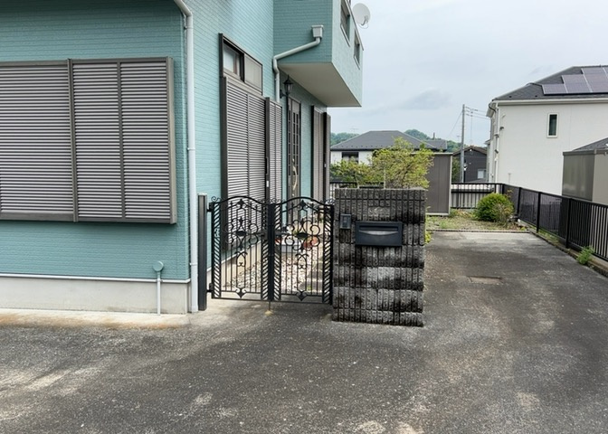 玄関ポーチにおいて最も重視すべきと言っても良いのが広さです。適切な広さの玄関ポーチでないと外見的なバランスは崩れてしまいますし、何より使いにくくなってしまいますので、現地で実際に下見をしてみましょう！