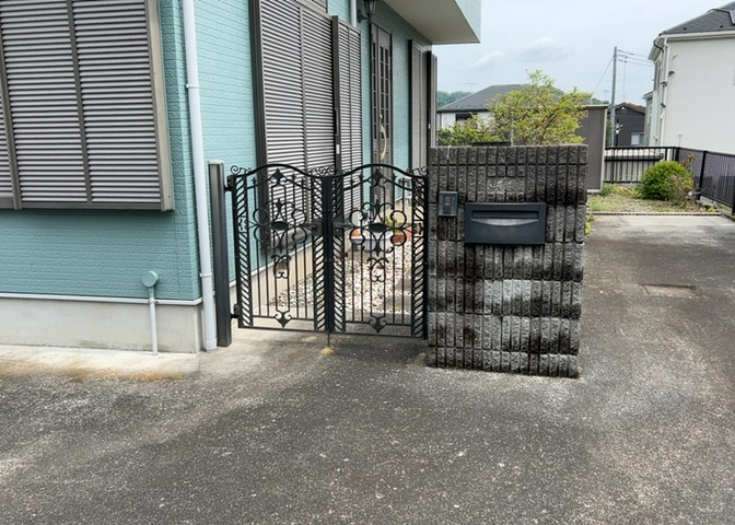敷地内に散水栓や立水栓があると便利です。水道水を直接利用できるため、水を運ぶ手間を省くことが出来ます。大量の水を必要とする洗車作業や清掃などに役立ちます。その他設備とあわせて、現地でご確認ください。