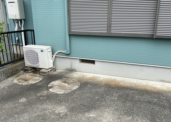 床下換気口は、床下に湿気がこもることを防ぎ、効果的に換気を行うために設置されています。床下換気口が設置されていない建物は、基礎パッキング工法などにより換気を行なっています。詳細は現地でご確認ください。