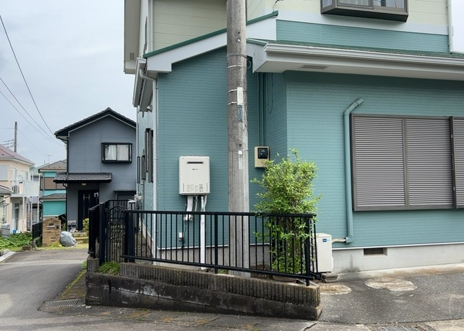 南側道路の場合は長い時間光を入れ込むことができるため、庭やリビングを道路側に持ってくることが多く土地価格も高い傾向にあります。一方北側道路だとリビングや庭が南側になりプライバシーを守ることができます。