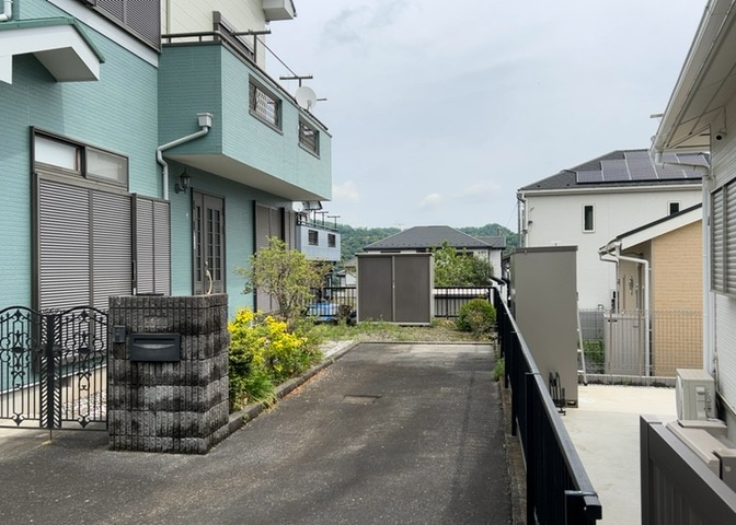 庭のある家に住むことのメリットとして、子どもたちの遊び場を確保できること、ガーデニングや家庭菜園を楽しめること、明るさを確保できることがあります。また、配置を工夫することでプライバシーが確保できます。
