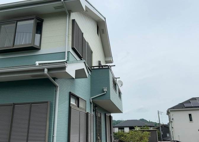バルコニーは、建物内から室外へ楽に出入りできる便利なスペースです。また、バルコニーには手すりを付けることが義務付けられており、手すりの高さは110cm以上で施工することが建築基準法で定められています。
