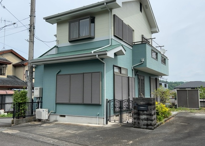 住宅用の土地では前面道路に2m以上接していなければならないと法律で定められています。しかし、お持ちの車のサイズやライフスタイルなどにより、2mでは利便が悪い場合もございますので、事前に確認しましょう。