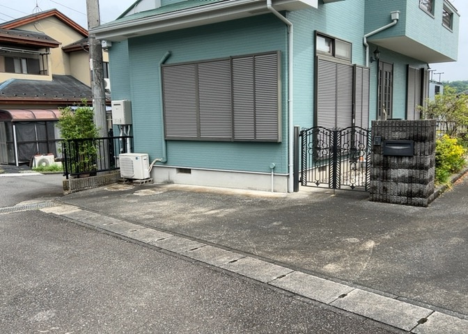 駐車場と明記されていても、最小スペースでつくられた駐車場だと大型車は駐車できなかったり、出入りしにくくなったりする可能性があります。お車のサイズと購入したい物件の駐車場のサイズを現地で確認しましょう。