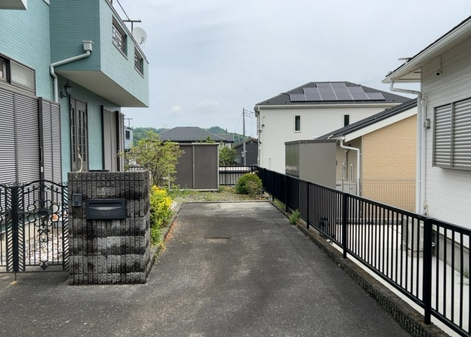 庭があることでガーデニングや家庭菜園はもちろん、こどもの遊び場やペットを放して遊ぶことができます。また、家の周囲に余裕があるということです。隣地との間があれば、十分な日当たりと、風通しが確保できます。
