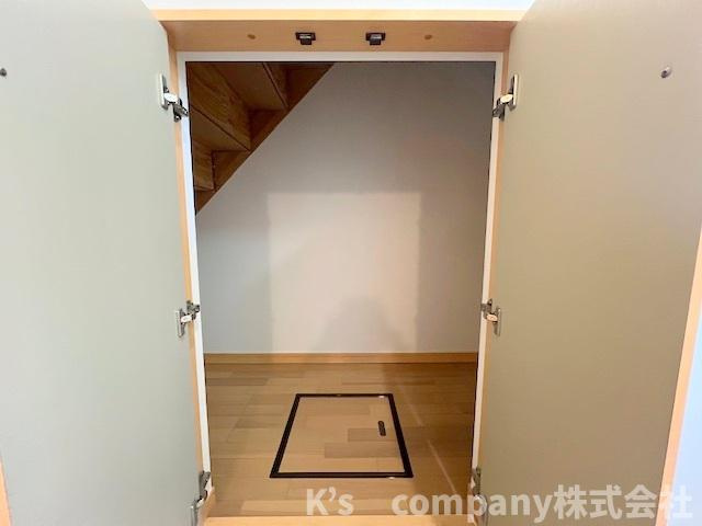 脱衣所には階段下収納がついています◇