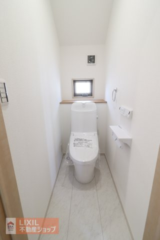 【トイレ】現地完成写真。温水洗浄暖房便座付き。小窓がついており採光と換気ができるようになっています。2階にもトイレがございます。