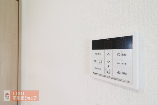 【温水設備】現地完成写真。シンプルなデザインにすることで操作もわかりやすい給湯スイッチ付きで温度調整もラクラクです。