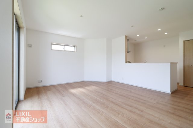 【ダイニング】現地完成写真。家族でくつろげるダイニングです。対面式キッチンでお食事の準備をしながらご家族との会話を楽しめます。