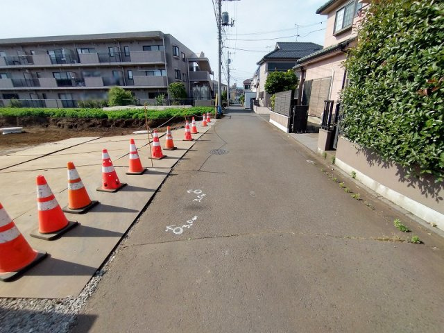 クリニック、市役所、図書館、郵便局などが徒歩10分圏内にあり生活便利な住環境。