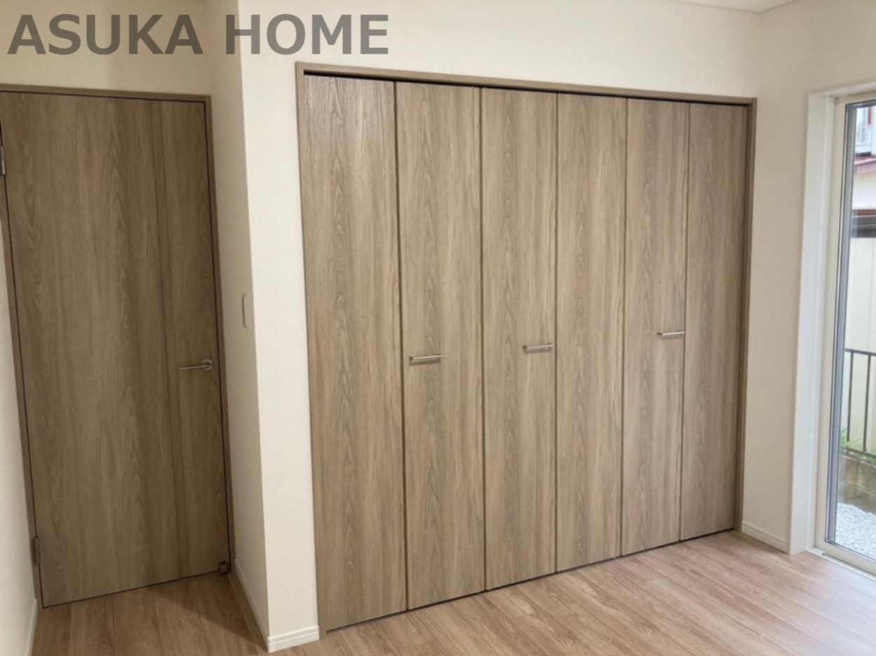 画居室に収納があるので、多様なお洋服の収納にも対応しやすく、大切なお洋服をきれいな状態で収納できますよ。