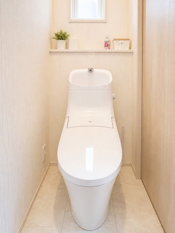 すっきりとしたデザインの温水洗浄便座付きトイレ。窓が設けられているため換気がしやすく清潔感のある空間を保ちやすいのが魅力。小物を置けるカウンターがありトイレットペーパーや芳香剤などを置くのに便利。