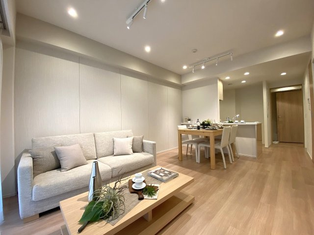 テーブルやソファを配置してもゆとりのあるリビングダイニング。家族でのお食事や団らんはもちろん、友人やお客様を招いてのパーティなど多彩な場面で活躍します。