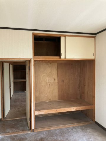 中段棚と天袋を備えた収納。居室の整理整頓に活用できます