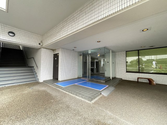 明るく広々としたエントランスが迎えてくれます。　