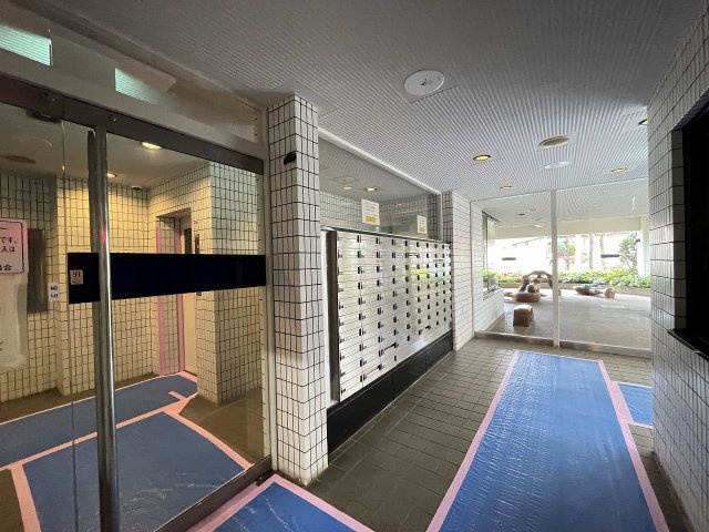 明るく広々としたエントランスが迎えてくれます。　