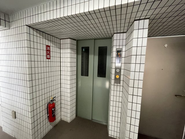 重たい荷物を持っていても、エレベーターがあれば安心です。　