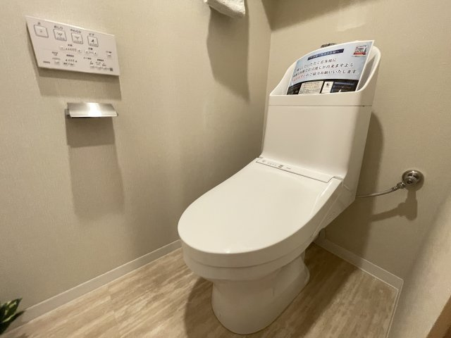 温水洗浄便座付きの清潔感あるトイレは、落ち着いた空間に。　