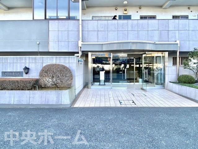【エントランス】マンションのエントランスは、その物件の印象を決める、顔とも言える場所です。毎日通る場所ですからきれいなのが一番です。エントランス内はオートロックですので暮らしの安全も確保されています。