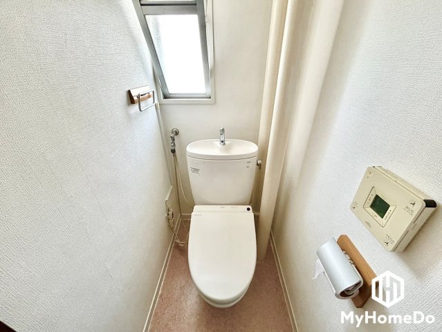 明るく清潔感溢れるトイレです。