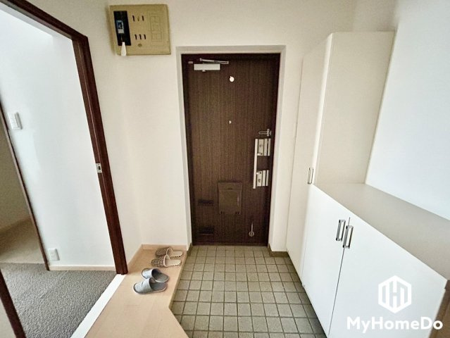 大容量の玄関収納で家族の靴もきれいに収まり、玄関はいつでも広々快適に収納できます。