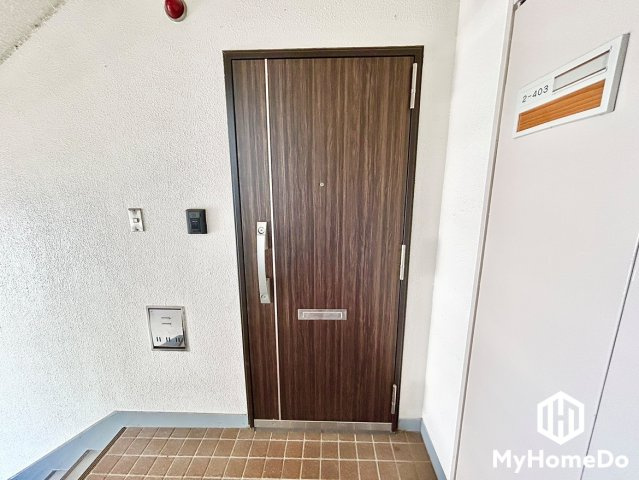 玄関は防犯面に配慮されたダブルロックドアです。