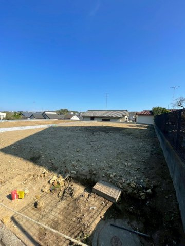 南側ひな壇で陽当り・通風良好の土地となります
