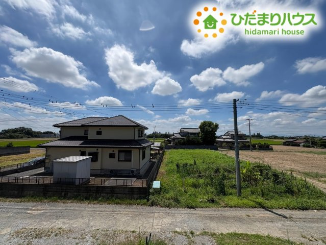 敷地から見渡せる緑豊かで開放感にあふれた美しい景観です!　青空と自然を感じながら伸び伸びと暮らせる住環境になっており、忙しい日々の生活の中で心身ともにリフレッシュしていただける魅力的な眺望です♪