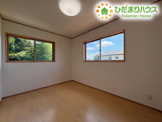 2面採光で明るい光が心地よく差し込む子供部屋です!　ベッドや勉強机をバランス良く配置しやすい形状で、お子様が自分の時間を集中して過ごしたり快適に遊んだりできる心地よいお部屋となっております♪