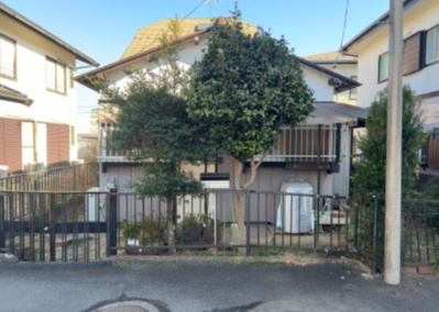 現地に行くなら、物件の周囲の地形がどうなっているかを見ることも大切です。周辺より低くなっている土地では、大雨などで水が集まりやすいため、地盤が弱くなっているということも考えられるため、注意が必要です。