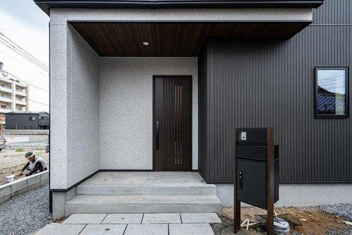 玄関ポーチは奥行きがあり、雨風をしのげる安心設計。シンプルながらも重厚感ある佇まいで、訪れる人を優しく迎え入れます。