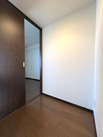 1.1帖のマルチスペース。季節物や大型家電の収納はもちろん、集中して作業したい時のワークスペースにも最適です。ライフスタイルに合わせて姿を変える、あると嬉しい一室です。