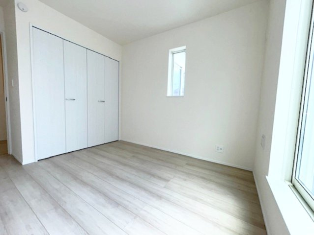バルコニーに続く窓からたくさんの光がはいります。大容量の収納で居住空間もスッキリとお使いいただけます。