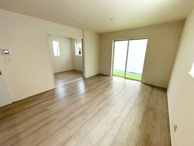 大きな窓からは、陽の光がたっぷりと入ります。庭の緑が見え癒しを感じられます。