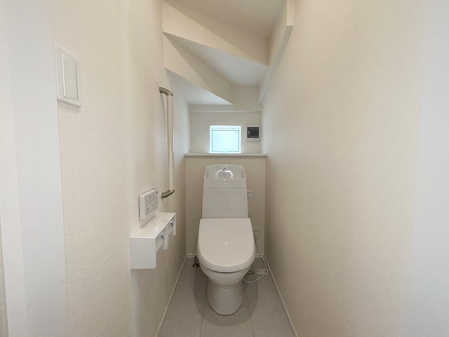 清潔感あふれるホワイト基調のトイレ空間。温水洗浄便座付きで、毎日を快適にサポートします。