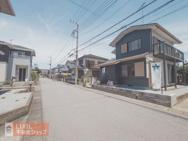 前面道路の現地完成写真です。ゆとりのある道幅や楽々駐車など、現地でご確認ください。