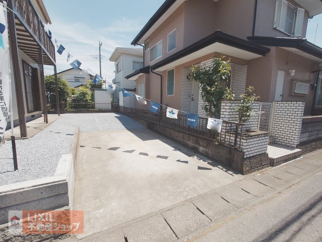 ゆったりとした駐車スペースです。実際のお車の車種とあわせて現地でご確認ください。