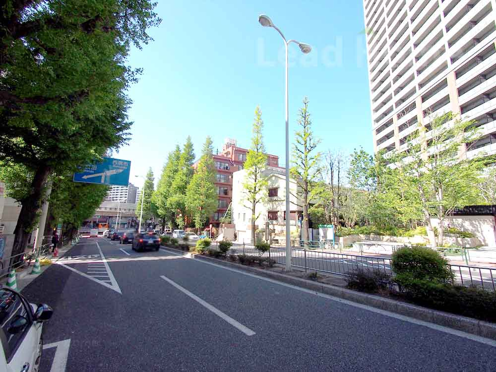 歩道が綺麗に整えられた見通しの良い前面道路です！広々としており小さなお子様とのお出かけも安心ですね♪