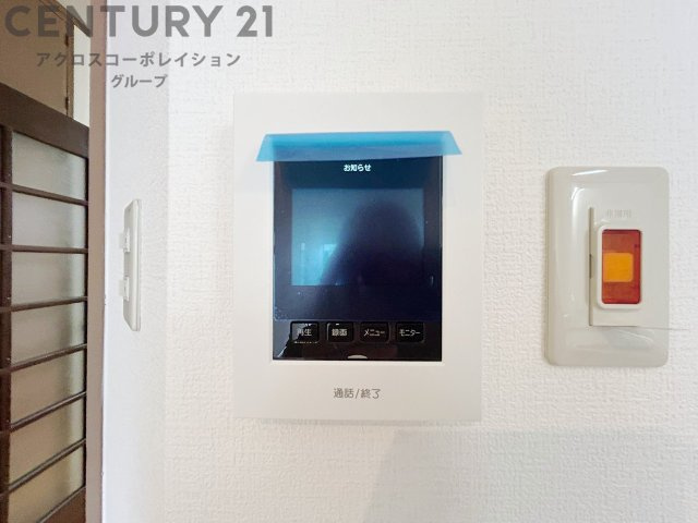 訪問者が来たときにテレビ画面で確認できるため、安心してドアを開けられます。録画機能があるものもあり、留守中に来訪者を記録しておくことができます。利便性が高く、セキュリティ面でも安心です。